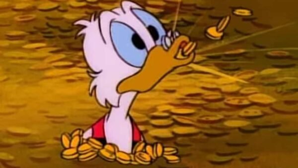 Le canard Dewey de DuckTales inspecte méticuleusement un tas de pièces d'or à l'aide d'une loupe, démontrant une expression d'intense curiosité et de fidélité.