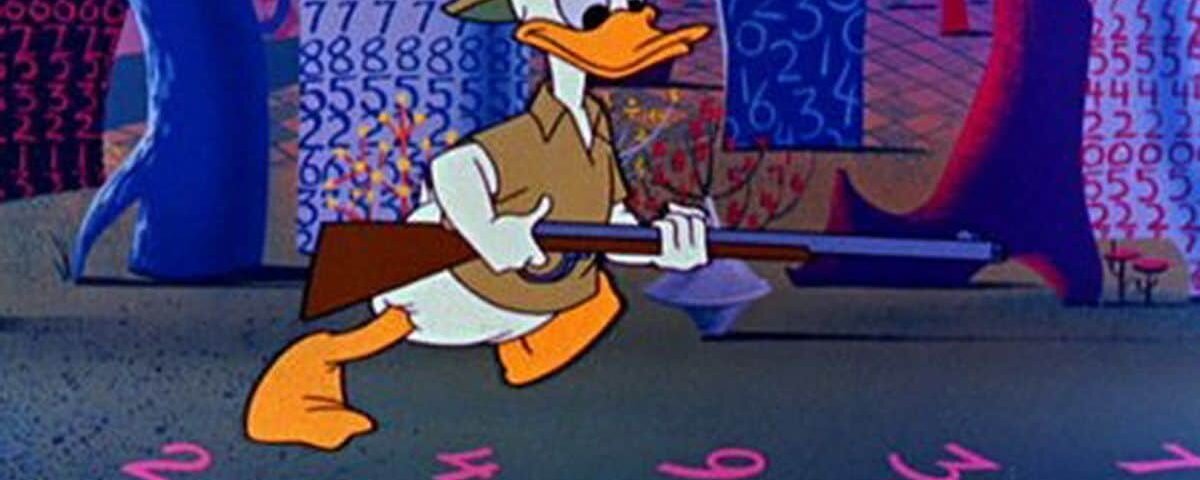 Donald Duck, coiffé d'un chapeau et tenant une pioche, se tient devant un fond coloré rempli de chiffres et de symboles mathématiques dans "Donald au Pays des Mathémagiques".