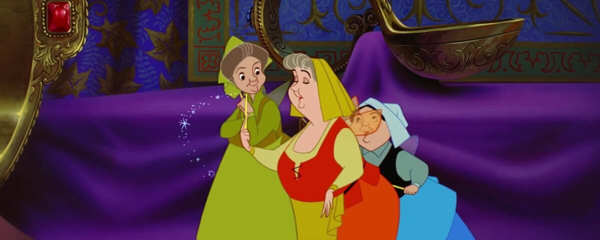 Trois fées âgées animées vêtues de robes colorées, ressemblant à des sorciers ou à des marraines fées, se tiennent devant un drap violet avec des symboles mystérieux, tenant une baguette magique lumineuse.