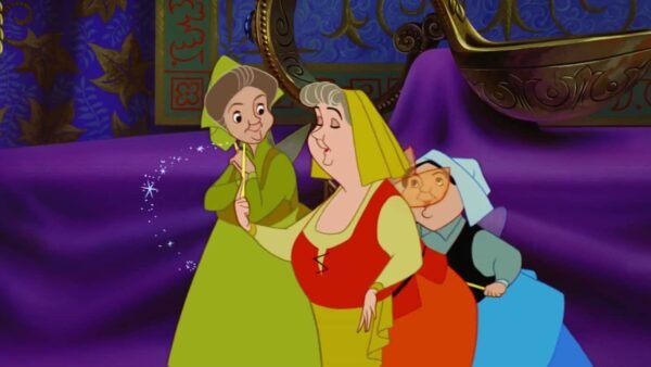 Trois fées âgées animées vêtues de robes colorées, ressemblant à des sorciers ou à des marraines fées, se tiennent devant un drap violet avec des symboles mystérieux, tenant une baguette magique lumineuse.