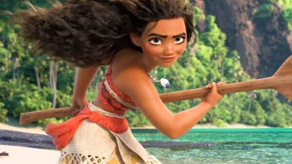 Personnage animé Vaiana, aux longs cheveux bouclés, tenant une pagaie sur une plage, avec des arbres tropicaux et de l'eau bleue en arrière-plan.