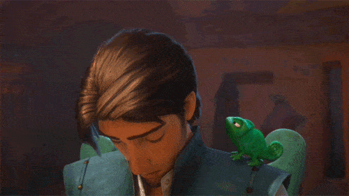Image animée de "Tangled" de Disney montrant Flynn Rider avec une expression surprise alors que Pascal le caméléon apparaît de manière inattendue sur son épaule.