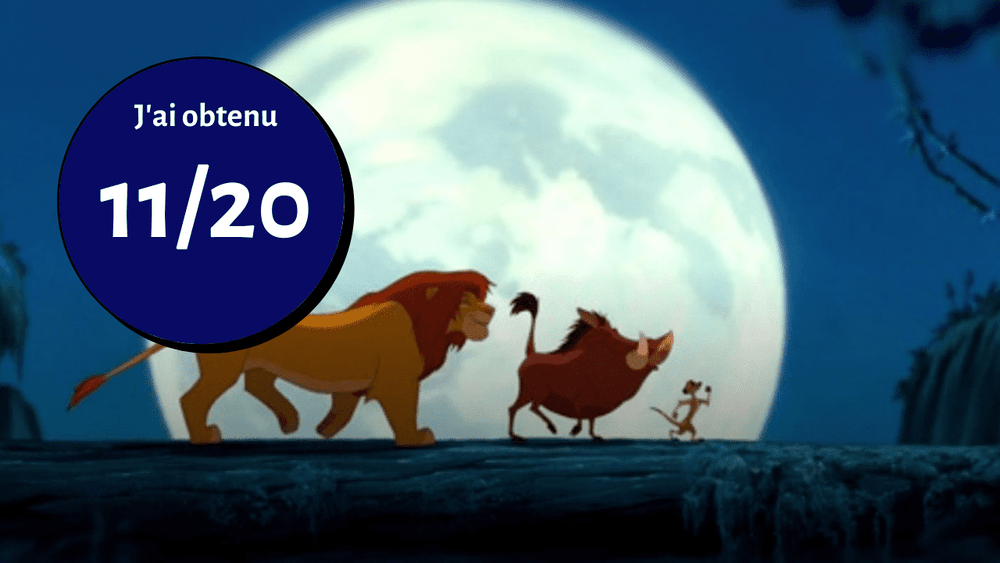 Une scène du "Roi Lion" montrant Simba, Timon et Pumbaa engageant des dialogues tout en marchant sous une grande pleine lune avec une bulle de texte superposée bleue indiquant "j'ai