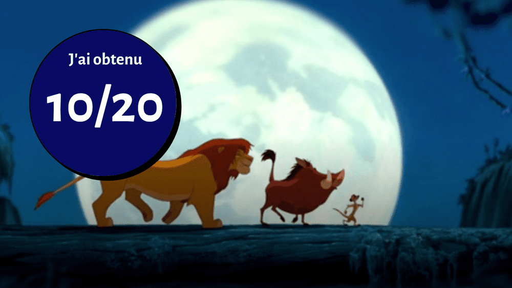 Une scène illustrée du "Roi Lion" mettant en vedette Simba, Timon et Pumbaa engagés dans un dialogue animé tout en marchant sous une pleine lune brillante, avec un cercle bleu superposé affichant le