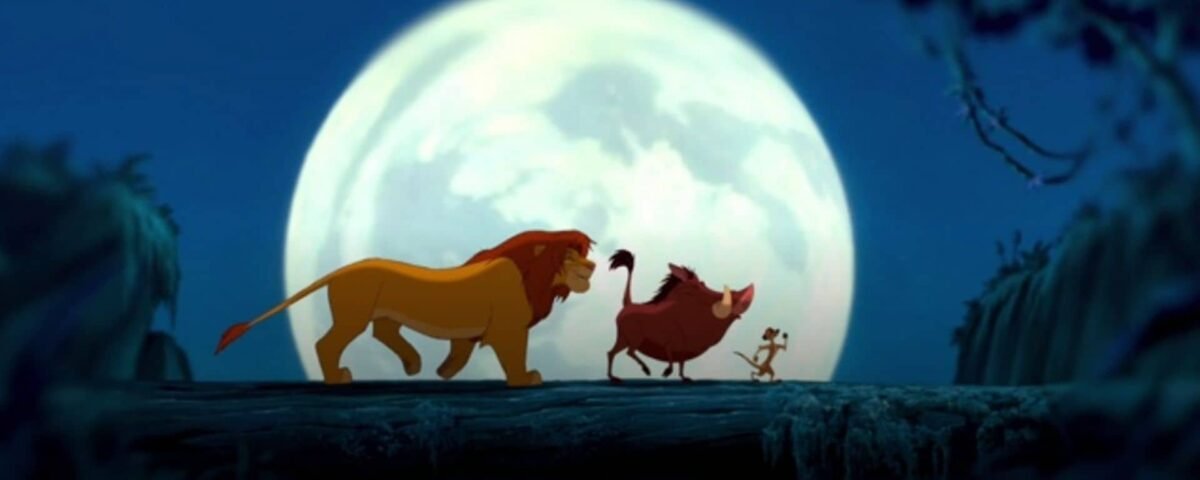 Scène animée de "Le Roi Lion" présentant des dialogues entre Simba, Timon et Pumbaa alors qu'ils marchent le long d'une bûche sous une grande pleine lune la nuit.