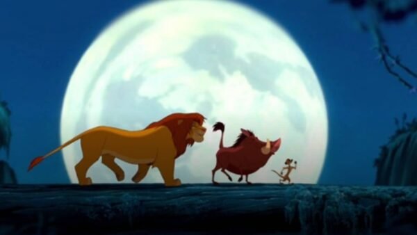 Scène animée de "Le Roi Lion" présentant des dialogues entre Simba, Timon et Pumbaa alors qu'ils marchent le long d'une bûche sous une grande pleine lune la nuit.