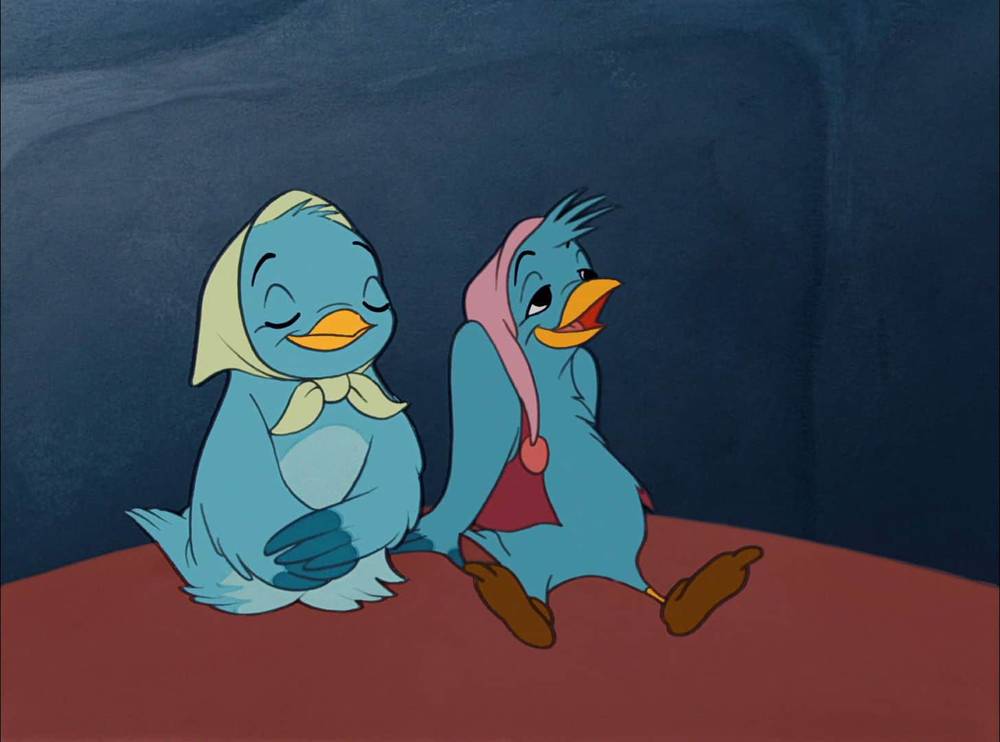 Deux oiseaux animés, un bleu et un rose, marchant bras dessus bras dessous avec des expressions joyeuses sur un fond bleu foncé.