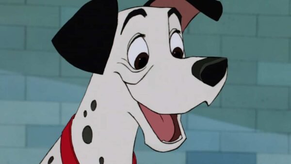 Image animée tirée du film Disney "101 Dalmatiens" d'un dalmatien joyeux avec un collier rouge, sur un fond carrelé turquoise. Le chien a une tache noire bien visible sur le corps.
