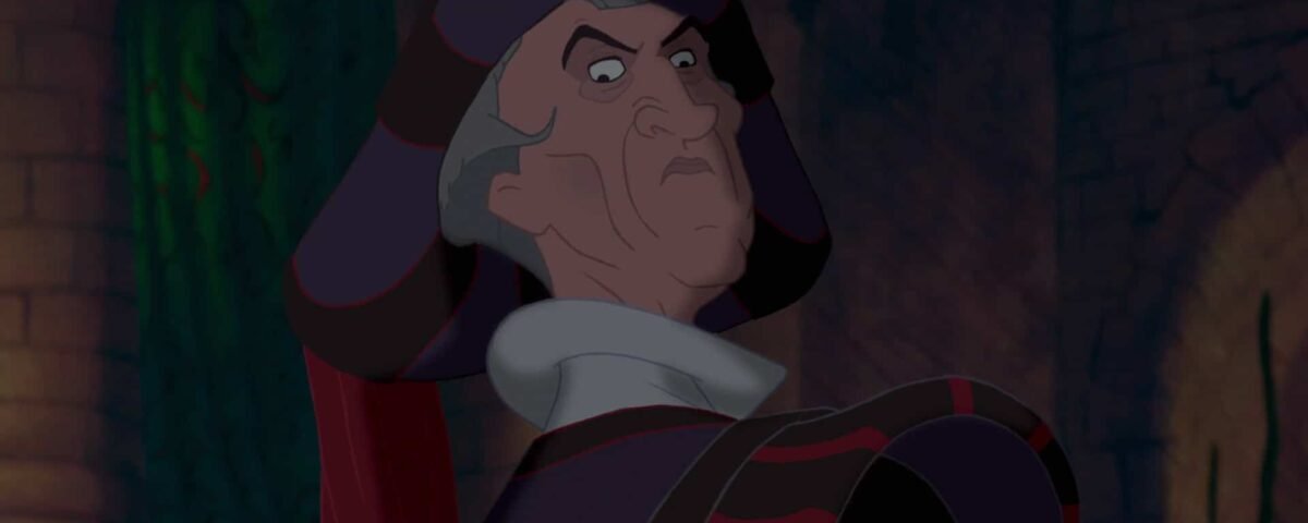 Image animée du juge Claude Frollo du film "Le Bossu de Notre Dame" de Disney, fronçant les sourcils dans une pièce faiblement éclairée avec des murs en pierre en arrière-plan.