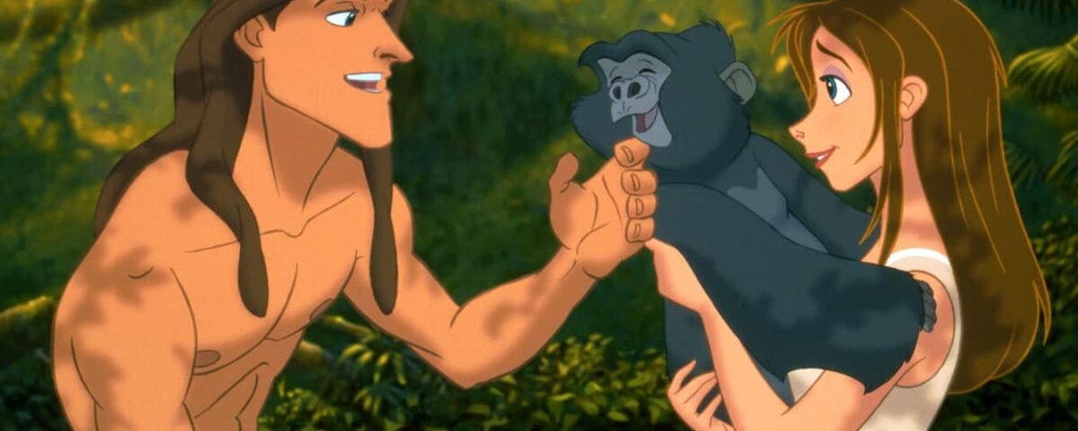 Une scène d'une aventure animée montrant Tarzan, un homme aux longs cheveux bruns, tenant la main de Jane, une femme aux cheveux bruns, alors qu'ils sourient tous les deux à un petit gorille gris dans Tar