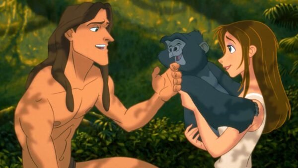 Une scène d'une aventure animée montrant Tarzan, un homme aux longs cheveux bruns, tenant la main de Jane, une femme aux cheveux bruns, alors qu'ils sourient tous les deux à un petit gorille gris dans Tar