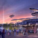 Art conceptuel d'un parc futuriste sur le thème de Star Wars à Disneyland Paris au crépuscule avec des visiteurs, des vaisseaux spatiaux et un ciel étoilé au-dessus.