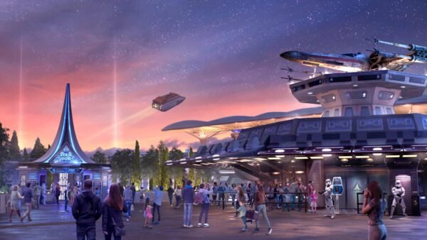 Art conceptuel d'un parc futuriste sur le thème de Star Wars à Disneyland Paris au crépuscule avec des visiteurs, des vaisseaux spatiaux et un ciel étoilé au-dessus.