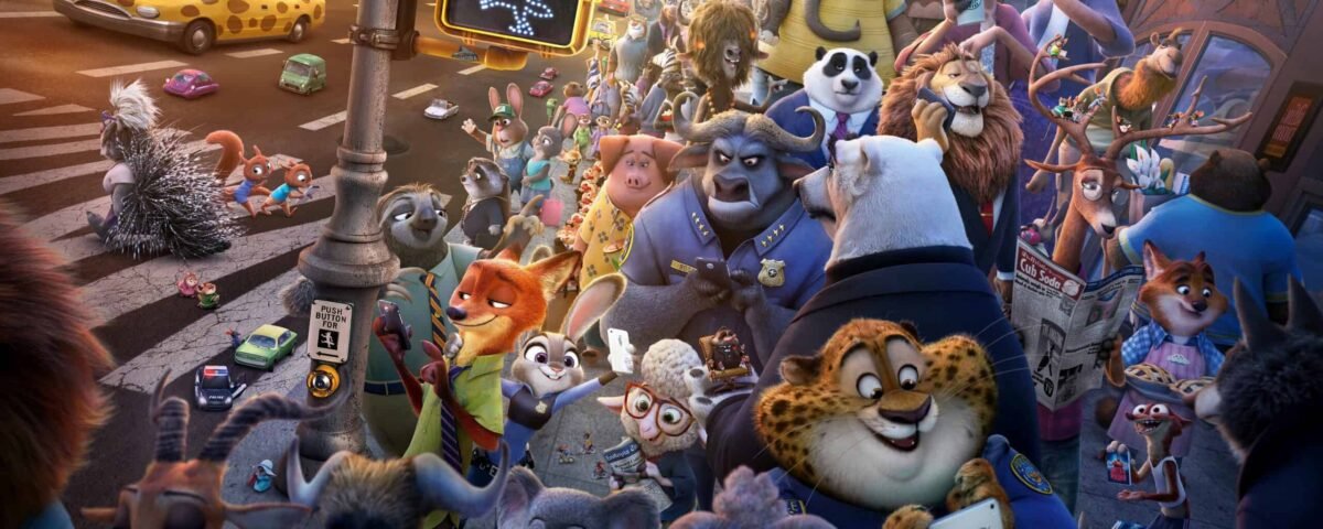 Scène animée de "Zootopie" montrant une rue animée de la ville remplie d'animaux anthropomorphes, dont un officier lapin et un renard, au milieu des taxis et des piétons.