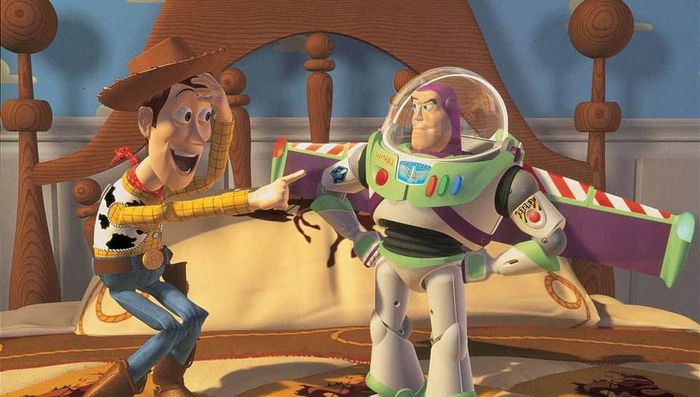 Personnages animés Woody et Buzz l'Éclair du film Pixar "Toy Story" ayant une conversation avec des expressions excitées dans une chambre d'enfant.