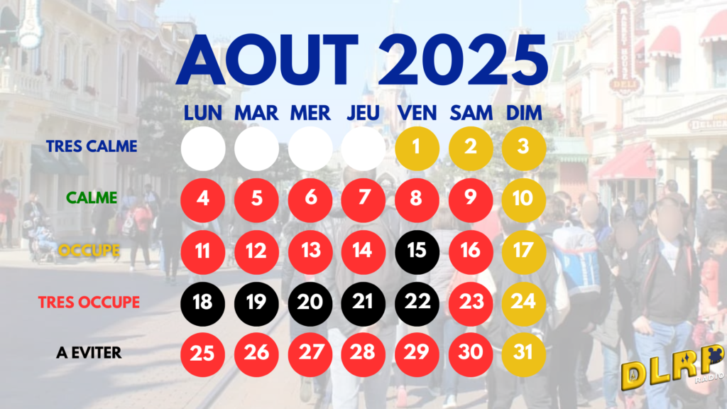 Le calendrier d'août 2025 affiche la fréquentation des parcs à thème avec des codes couleurs : blanc pour « très calme », jaune pour « calme », orange pour « occupé », rouge pour « très occupé » et noir indiquant les dates à éviter.