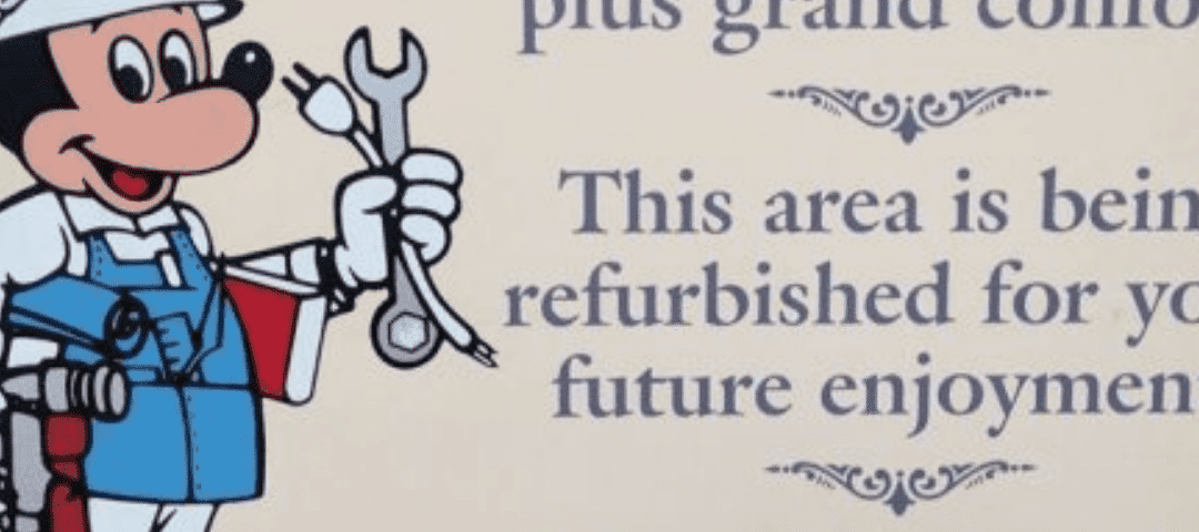 Illustration d'une souris de dessin animé habillée en mécanicien, tenant une clé, à côté d'un panneau multilingue indiquant « fermetures pour remise à neuf » en français, anglais et allemand à Disneyland