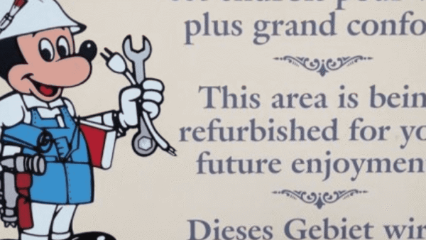 Illustration d'une souris de dessin animé habillée en mécanicien, tenant une clé, à côté d'un panneau multilingue indiquant « fermetures pour remise à neuf » en français, anglais et allemand à Disneyland
