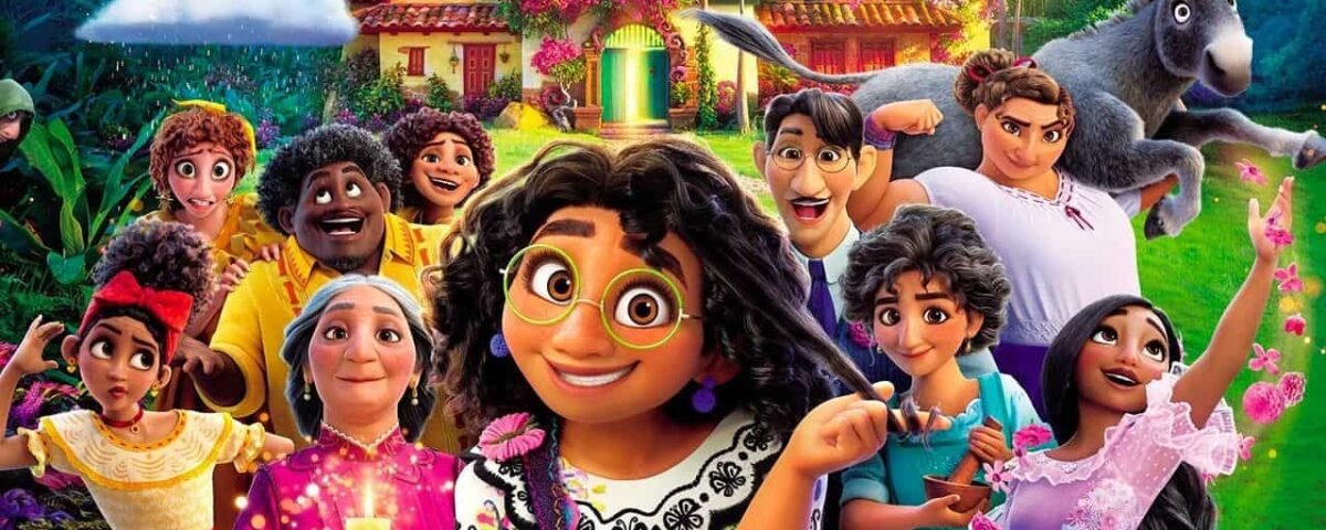 Image animée colorée d'une famille multigénérationnelle aux expressions diverses se tenant devant une maison vibrante, entourée d'une verdure luxuriante et d'un âne fantaisiste sur le côté, invoquant la magie