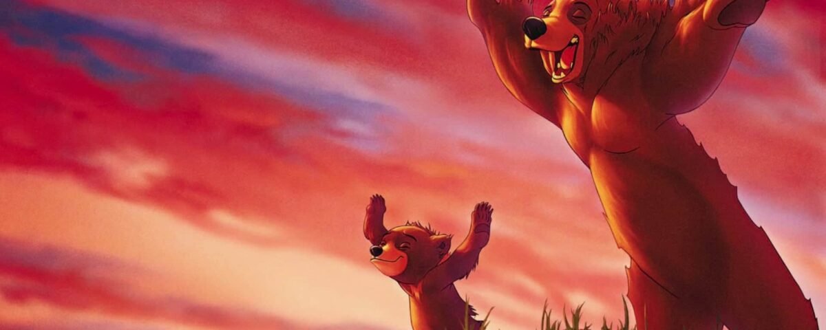 Un ours et un ourson animés rugissent joyeusement ensemble au sommet d'une colline sous un ciel de coucher de soleil vibrant et flamboyant dans le film "Frère des Ours.