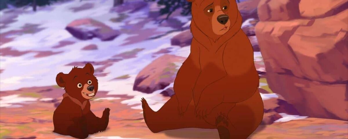 Deux ours animés, un grand et un petit, sont assis dans un décor forestier enneigé. Le petit ours regarde avec enthousiasme le plus grand, qui apparaît contemplatif dans cette scène du film d'animation *