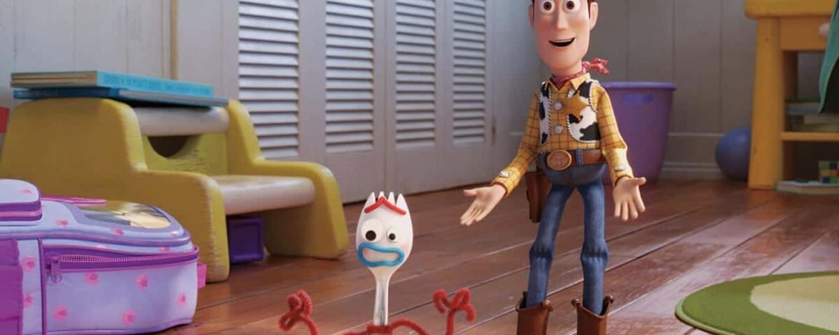 Image de Woody, une poupée cowboy de « Toy Story », debout à côté de Forky, un jouet de projet artisanal du film d'animation Pixar, dans une chambre d'enfant avec des meubles et des jouets colorés dans le