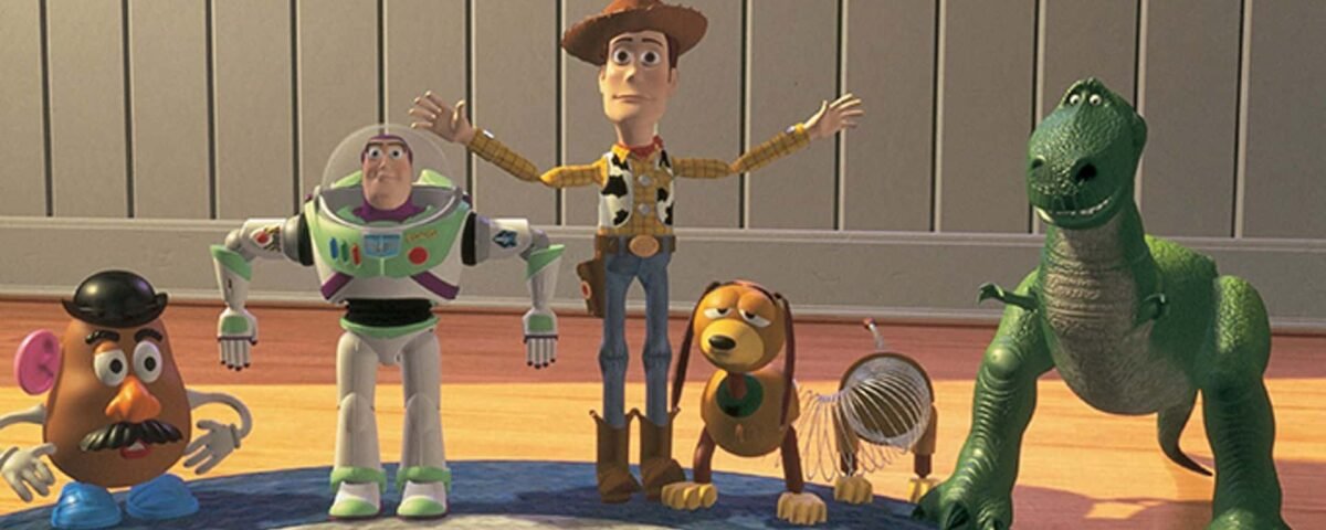 Personnages animés de « Toy Story » à l'intérieur : Woody, Buzz l'Éclair, Rex, M. Potato Head, Slinky Dog et un petit soldat. Le décor est une salle de jeux pour enfants avec