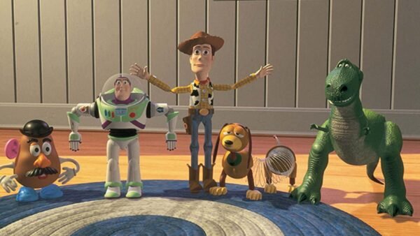 Personnages animés de « Toy Story » à l'intérieur : Woody, Buzz l'Éclair, Rex, M. Potato Head, Slinky Dog et un petit soldat. Le décor est une salle de jeux pour enfants avec