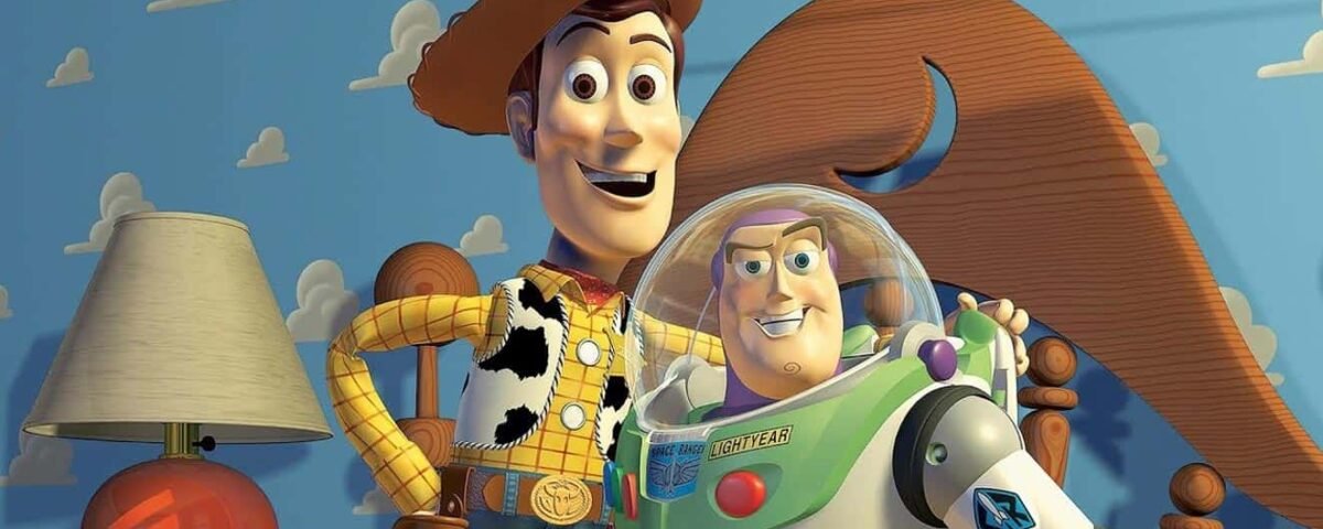 Personnages animés Woody et Buzz l'Éclair de "Toy Story" debout dans une chambre d'enfant, souriant sur un fond fantaisiste comportant des nuages et un chapeau de cowboy géant.