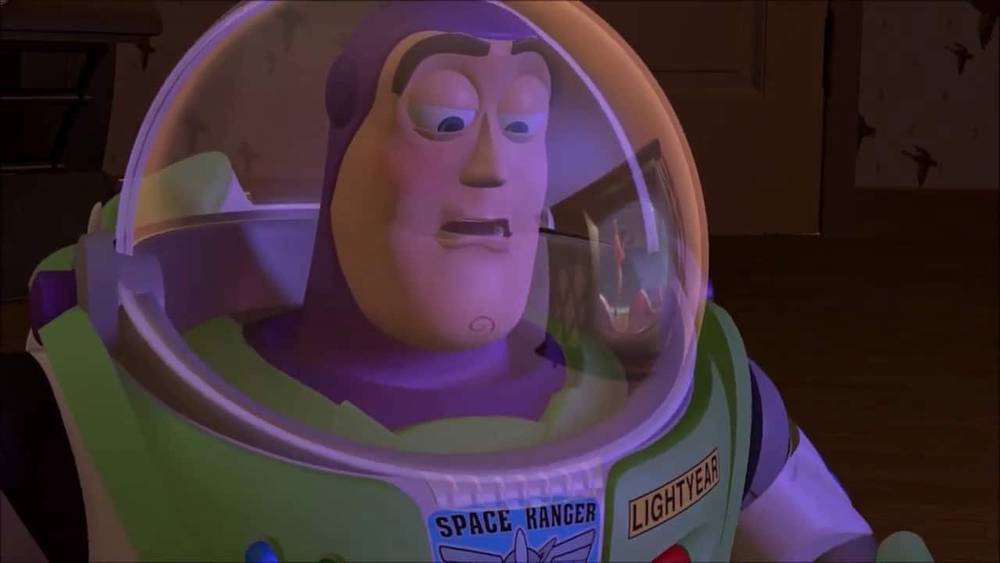 Buzz l'Éclair, un personnage de ranger spatial du film d'animation Pixar "Toy Story", est montré de près avec une expression pensive, portant sa combinaison spatiale emblématique blanche, verte et violette avec