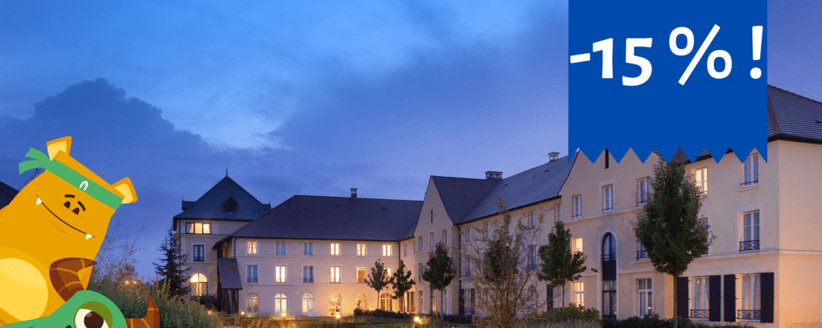 Image promotionnelle montrant une offre de réduction de 15 % sur une vue nocturne d'un campanile classique bien éclairé avec des jardins bien entretenus, sous un ciel crépusculaire. Les créatures des dessins animés de Disneyland Paris sont