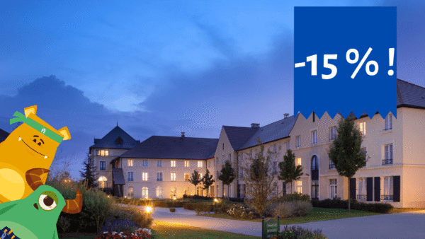 Image promotionnelle montrant une offre de réduction de 15 % sur une vue nocturne d'un campanile classique bien éclairé avec des jardins bien entretenus, sous un ciel crépusculaire. Les créatures des dessins animés de Disneyland Paris sont