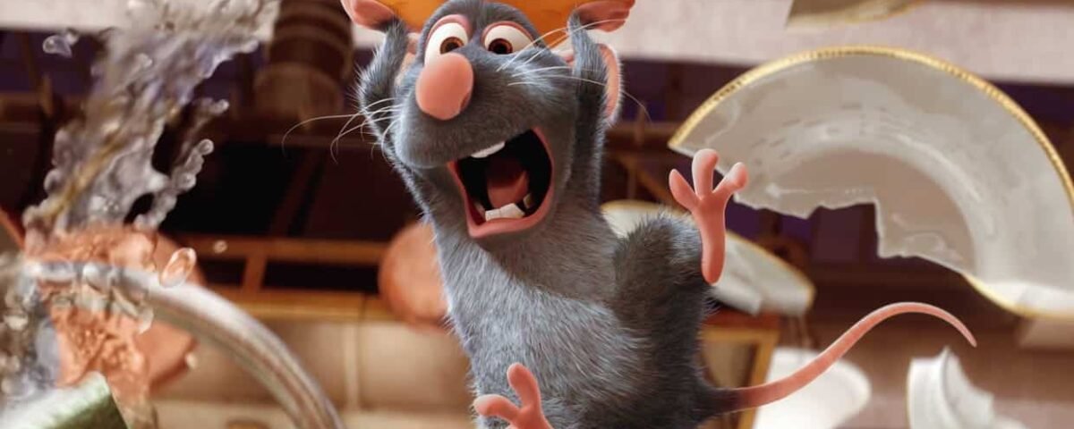 Une souris animée portant une toque de chef saute joyeusement dans les airs dans une cuisine, avec des plats et un peu d'eau éparpillés autour de lui pendant qu'il prépare une recette de cuisine française.