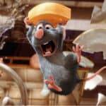 Une souris animée portant une toque de chef saute joyeusement dans les airs dans une cuisine, avec des plats et un peu d'eau éparpillés autour de lui pendant qu'il prépare une recette de cuisine française.