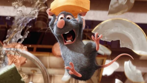 Une souris animée portant une toque de chef saute joyeusement dans les airs dans une cuisine, avec des plats et un peu d'eau éparpillés autour de lui pendant qu'il prépare une recette de cuisine française.