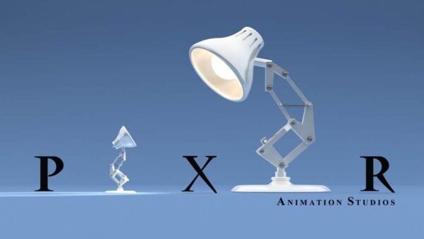 L'image montre le logo des studios d'animation Pixar avec une lampe de bureau stylisée regardant la lettre « i », représentée comme une petite figure personnifiée réalisée à partir de la lettre elle-même.