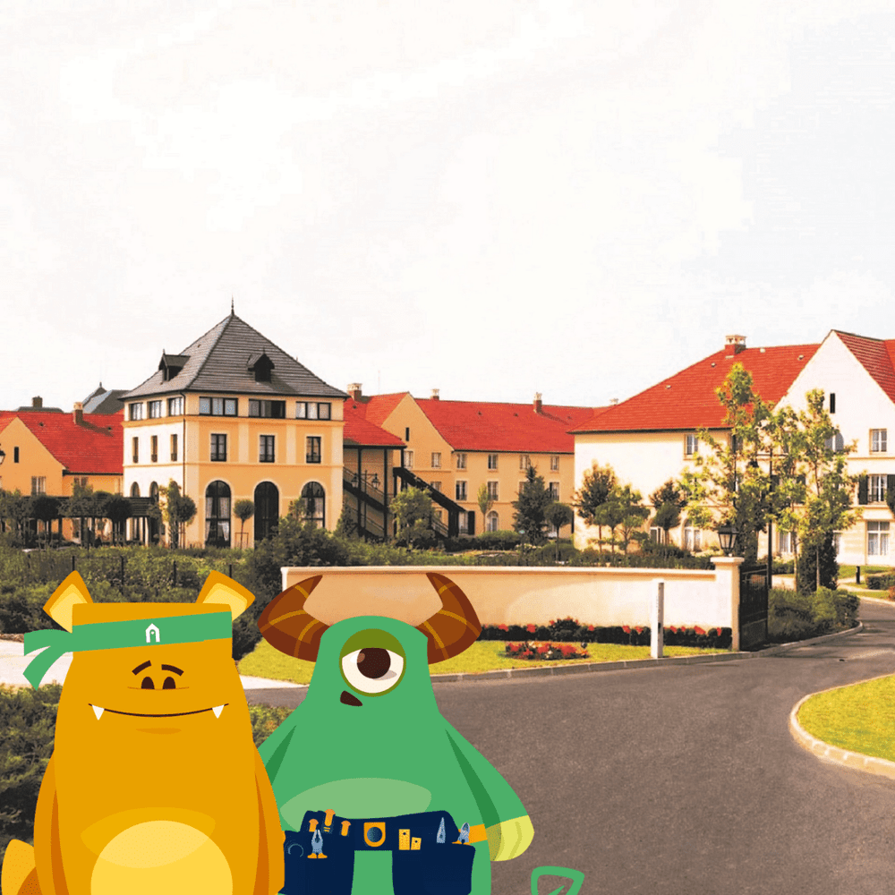 Deux personnages animés, un jaune et un vert, se tiennent devant Disneyland Paris avec ses hôtels élégants et ses pelouses bien entretenues.