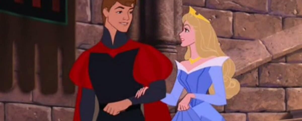 Prince et princesse animés, vêtus de tenues royales, se tenant ensemble dans un château du conte de fées "La Belle au bois dormant", se souriant avec affection.