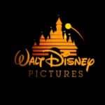 Logo de Disney Pictures représentant la silhouette d'un château de conte de fées surmonté d'une étoile filante, le tout sur un fond noir.