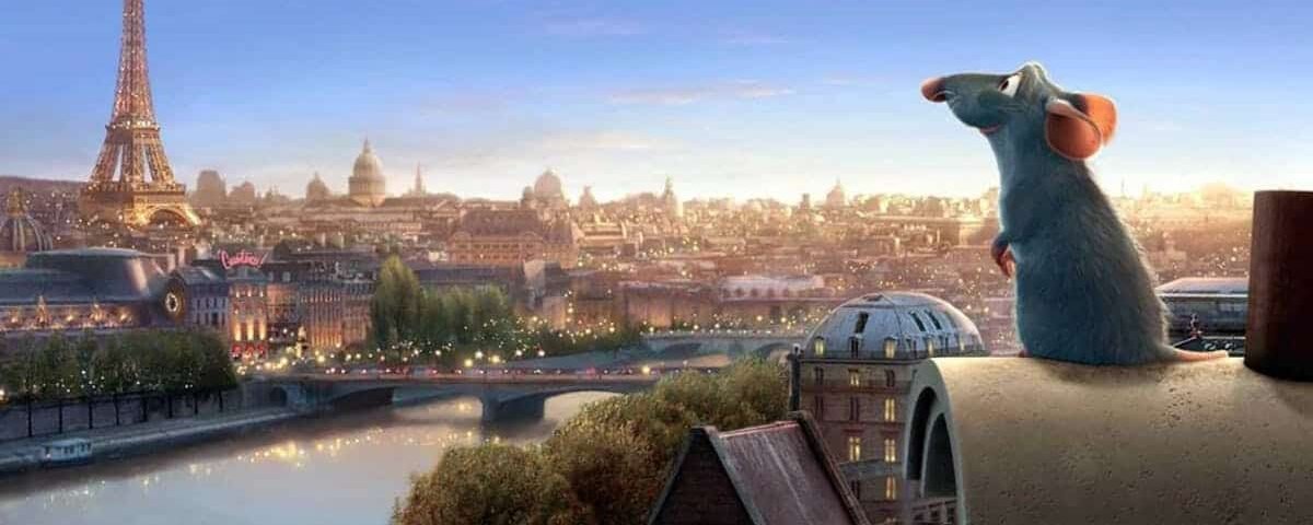 Un rat animé, Rémy de "Ratatouille", se tient sur un toit surplombant un paysage parisien ensoleillé et pittoresque avec la Tour Eiffel en arrière-plan alors qu'il rêve de créer un