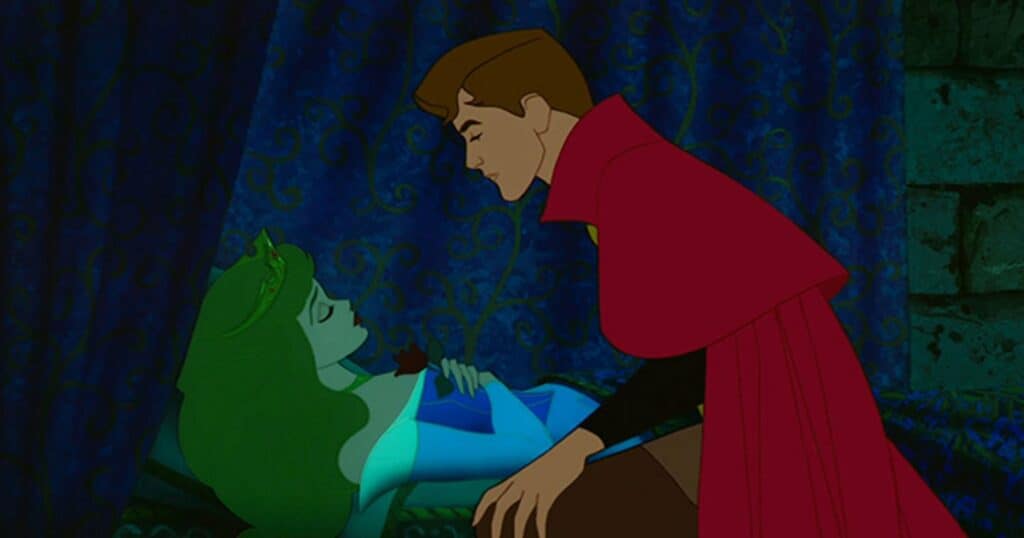 Un homme à la cape rouge se penche sur une femme à la peau verte et à la robe bleue, qui apparaît inconsciente, dans un décor ombragé couvert de vignes rappelant un conte de fées.