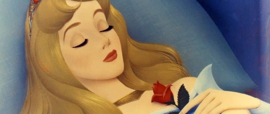 Illustration de la Belle au bois dormant, la princesse de conte de fées, endormie avec une rose rouge dans une main et une plume noire dans l'autre, portant une couronne et une robe dorée, sur un fond