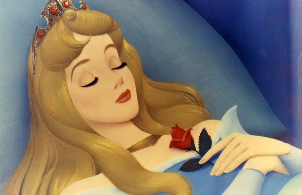 Illustration de la Belle au bois dormant, une princesse de conte de fées avec un diadème doré, allongée paisiblement avec une rose rouge dans une main et une plume noire dans l'autre, sur un fond bleu.