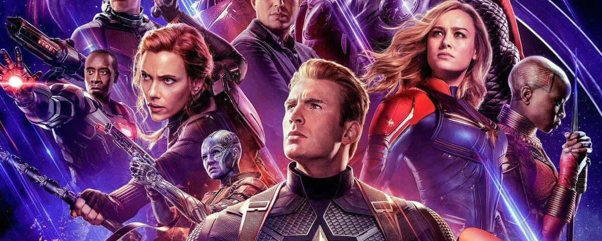 Image promotionnelle pour "Avengers : Endgame" mettant en vedette divers personnages de Marvel, dont Captain America, Iron Man, Black Widow et d'autres, posés héroïquement sur fond cosmique. Peux-tu trouver