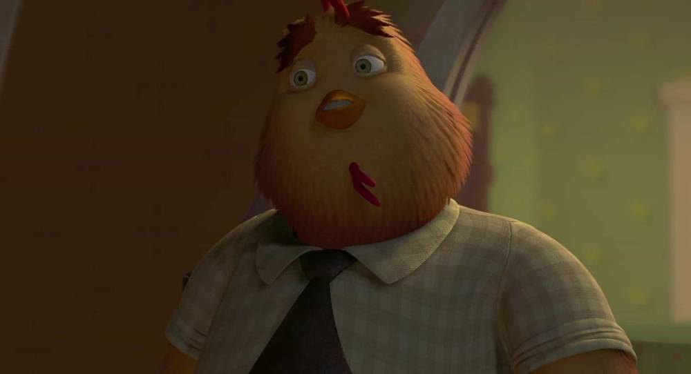Un poulet animé portant une chemise, une cravate et des lunettes semble surpris dans une pièce faiblement éclairée. Une tache rouge sur sa joue et une expression anxieuse ajoutent à l'effet dramatique de la scène, qui rappelle