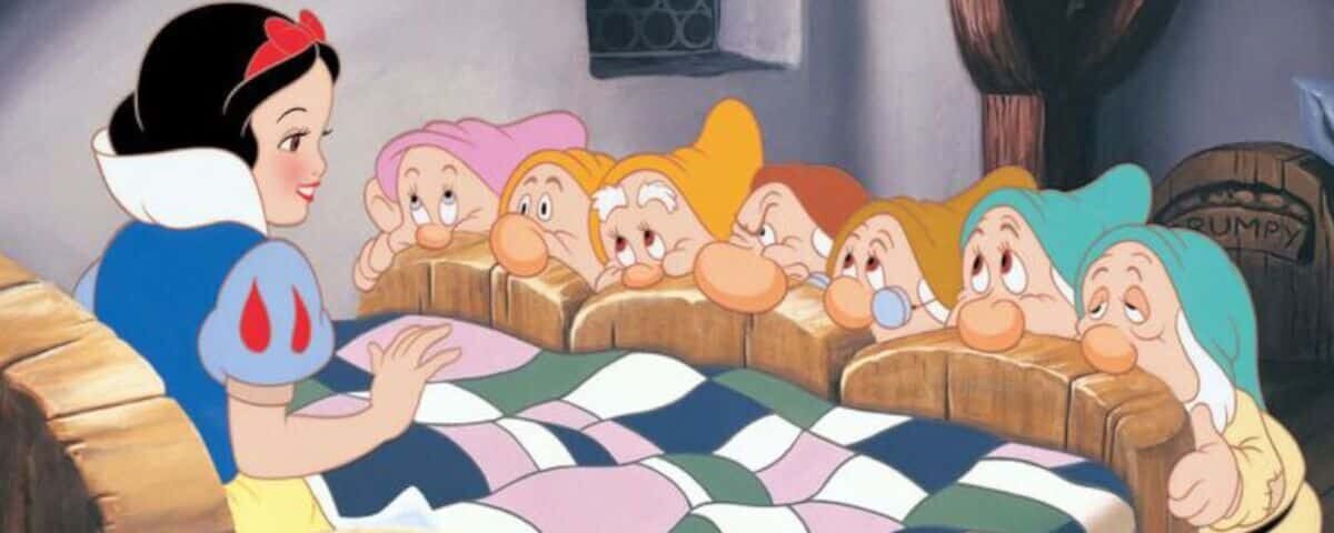 Blanche-Neige souriante et assise au bord d'un lit, discutant avec les sept nains qui écoutent attentivement et expriment diverses émotions dans une pièce cosy et rustique en jouant à "trouvez