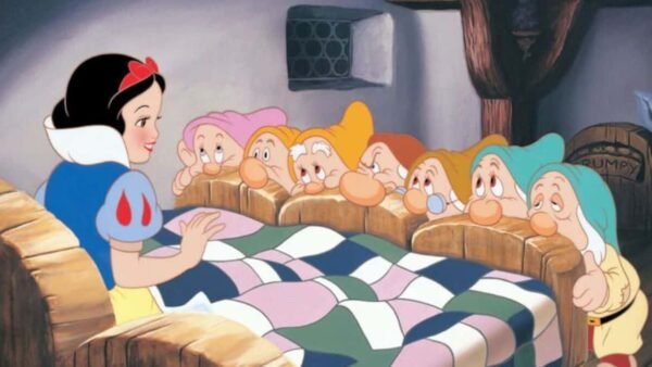 Blanche-Neige souriante et assise au bord d'un lit, discutant avec les sept nains qui écoutent attentivement et expriment diverses émotions dans une pièce cosy et rustique en jouant à "trouvez
