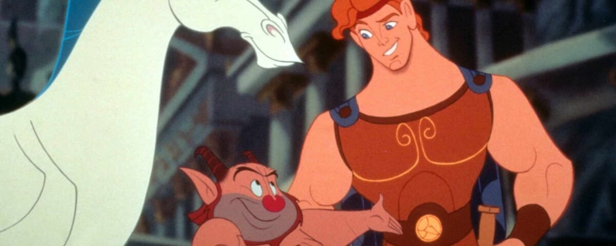 Hercule se tient souriant dans une étable avec ses compagnons, Pégase et Philoctète, qui expriment également leur joie. Hercule est représenté comme un personnage musclé vêtu d'une tenue grecque antique, incarnant