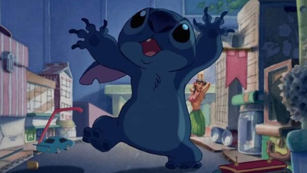 Un Stitch joyeux du film d'animation Lilo & Stitch, sautant les bras levés dans une rue urbaine animée la nuit, alors qu'un homme curieux l'observe de loin.