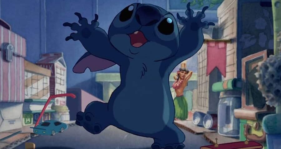 Un Stitch joyeux du film d'animation Lilo & Stitch, sautant les bras levés dans une rue urbaine animée la nuit, alors qu'un homme curieux l'observe de loin.